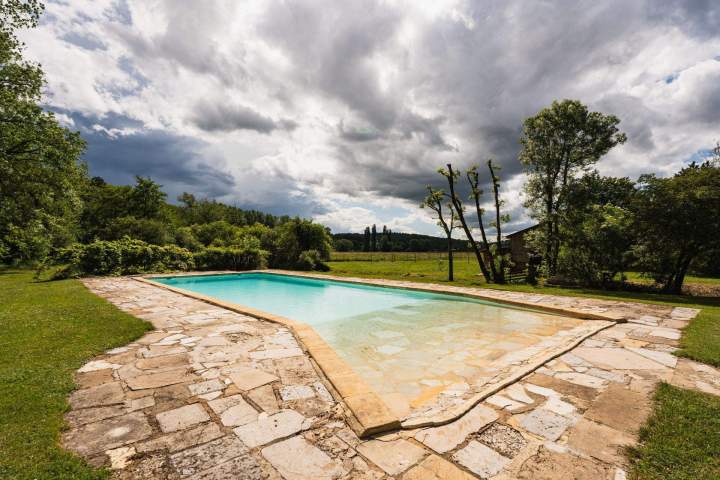 Une maison de vacances proposant un accès piscine.